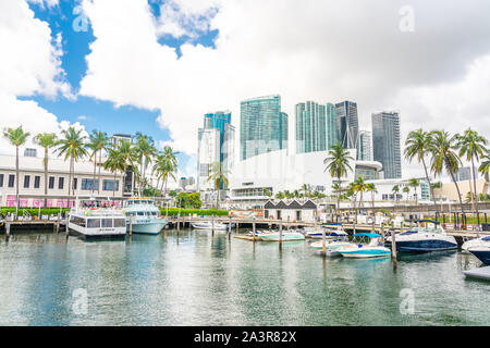 Miami, USA - 11. September 2019: Blick auf den Yachthafen in Miami Bayside mit modernen Gebäuden und Skyline im Hintergrund Stockfoto