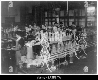 Schüler im Chemieunterricht führen ein Experiment, Western High School, Washington, D.C. Stockfoto