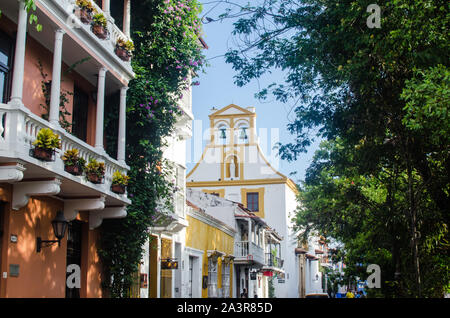 Szene neben dem Plaza Fernández de Madrid. Kirche von Santo Toribio ist in der Ferne zu sehen Stockfoto