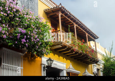 Typische charmante Balkons mit Blumen, das in der ummauerten Stadt Cartagena Stockfoto