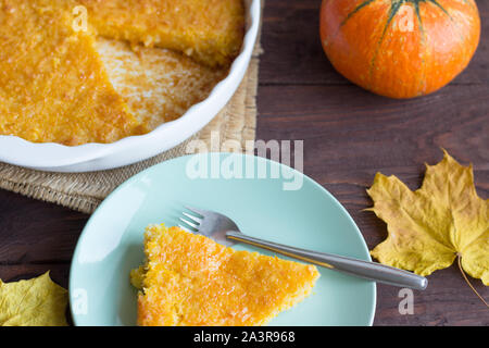 Hausgemachte Pumpkin Pie auf hölzernen Hintergrund, bereit zu essen Stockfoto