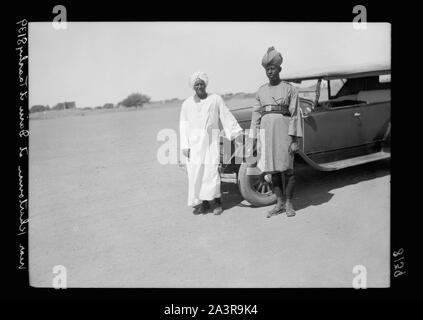 Sudan. Khartum. Dain el-Tashy. Sudanesische Chauffeur & Dolmetscher mit dem Auto Stockfoto