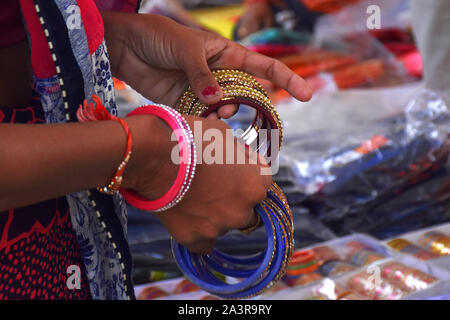 Die Hände der indischen Dame kauf Armreif Strasse Markt in Indien Stockfoto