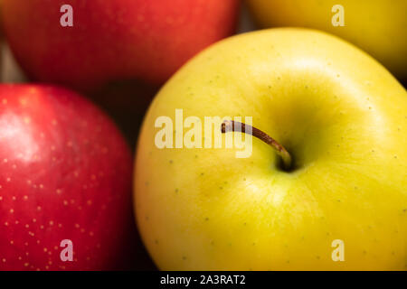 Äpfel. Extrem Nahaufnahme der gelben und roten Äpfeln, Ansicht von oben Stockfoto