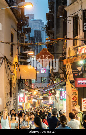 Macau, China - 15 Oktober 2018: Touristen um die engen Straßen von Macau Altstadt aus der portugiesischen Kolonialzeit stolling Stockfoto