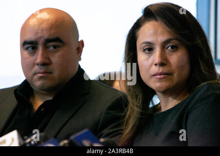 Gabriela Cobarrubia und Jose Jaime, deren Sohn Christian Madrigal im Santa Rita Gefängnis in Alameda County California getötet wurde. Stockfoto