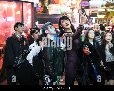 Seoul, Südkorea - 27. Oktober 2019: Verschleierte Menschen nehmen eine selfie und ihre Halloween Feier auf der Straße von Itaewon in Seoul, Süd K genießen Stockfoto