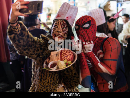 Seoul, Südkorea - 27. Oktober 2019: Verschleierte Menschen nehmen eine selfie und ihre Halloween Feier auf der Straße von Itaewon in Seoul, Süd K genießen Stockfoto