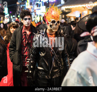 Seoul, Südkorea - 27. Oktober 2019: Verschleierte Menschen, als Zombie und andere, ihre Halloween Feier auf der Straße von Itaewon in Seoul, Sab genießen Stockfoto