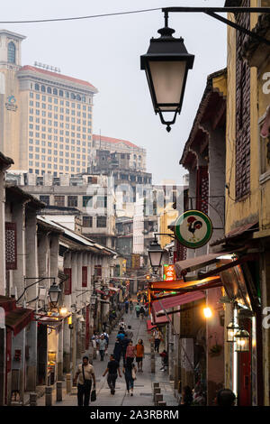 Macau, China - 15 Oktober 2018: Touristen zu Fuß entlang der Rua De Felicidade, aus der portugiesischen Kolonialzeit, in Macau, Altstadt. Stockfoto