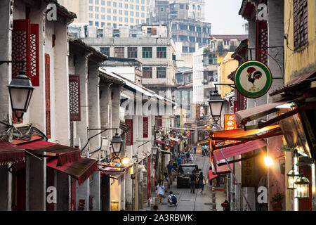 Macau, China - 15 Oktober 2018: Touristen zu Fuß entlang der Rua De Felicidade, aus der portugiesischen Kolonialzeit, in Macau, Altstadt. Stockfoto