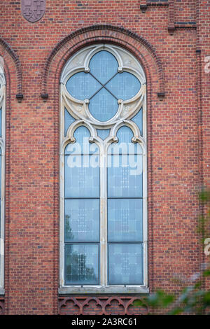 Eine alte Seti rote Fassade mit wunderschön gemusterten Glasfenster Stockfoto