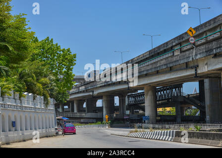 Bangkok, Thailand - Dec 24, 2018. Straße in Bangkok, Thailand. Der Verkehr ist die Hauptursache für die Luftverschmutzung in Bangkok, die ernste Leve erreicht Stockfoto