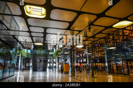 Amsterdam, Holland - Nov 7, 2018. Ein Einkaufszentrum in Amsterdam, Holland. Amsterdam ist eine der bekanntesten touristischen Städte in Europa. Stockfoto