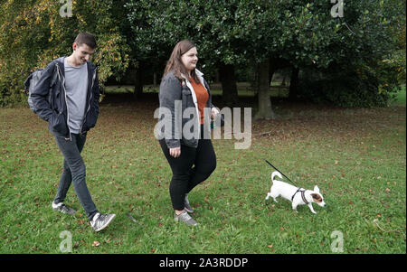 Studenten Paige Ein und James Woods walking Bessie, einem drei Jahre alten Jack Russell, der verbindet den Kampf Studenten an der Universität Newcastle mit ihrer geistigen Gesundheit zu unterstützen. Bessie, die Sally Ingram, Direktor der Universität Student Gesundheit und Wohlbefinden gehört, ist für Studierende zum Ausleihen und für einen Spaziergang rund um den lokalen Parks. Stockfoto