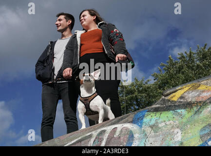 Studenten Paige Ein (rechts) und James Woods mit Bessie, einem drei Jahre alten Jack Russell, der verbindet den Kampf Studenten an der Universität Newcastle mit ihrer geistigen Gesundheit zu unterstützen. Bessie, die Sally Ingram, Direktor der Universität Student Gesundheit und Wohlbefinden gehört, ist für Studierende zum Ausleihen und für einen Spaziergang rund um den lokalen Parks. Stockfoto