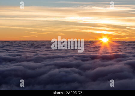 Schönen Sonnenuntergang über einem Tal mit Nebel gefüllt Stockfoto