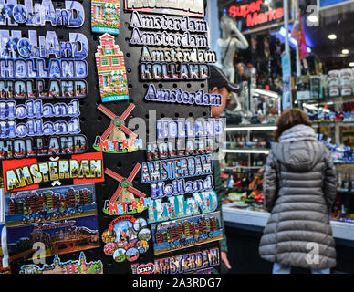 Amsterdam, Holland - Nov 7, 2018. Souvenir shop in Amsterdam, Holland. Amsterdam ist eine der bekanntesten touristischen Städte in Europa. Stockfoto