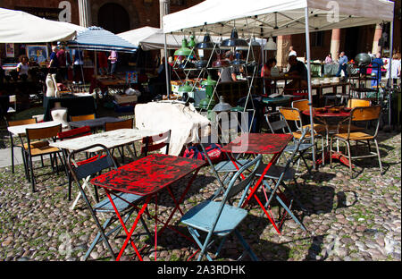 Bologna/Italien - September 7, 2019: Antiquitäten Markt, Mercato Antiquario di Bologna, findet auf dem Platz vor der St.-Stephans-Basilika Stockfoto