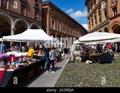 Bologna/Italien - September 7, 2019: Antiquitäten Markt, Mercato Antiquario di Bologna, findet auf dem Platz vor der St.-Stephans-Basilika Stockfoto