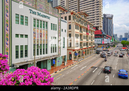 Ansicht aus einer Fußgängerbrücke über den historischen Majestic Theater Gebäude und Yue Hwa Kaufhaus, in der Eu Tong Sen Street, Chinatown, Singapur Stockfoto