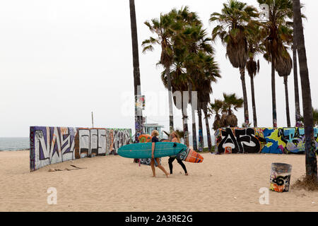 Surfer am Strand, Venedig, an der Strandpromenade Bezirk an der Westside von Los Angeles, Kalifornien Stockfoto