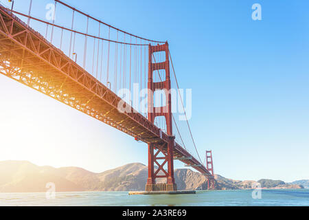 Wunderschöne Aussicht auf ikonische Golden Gate Bridge in San Francisco bei Sonneneinstrahlung Stockfoto