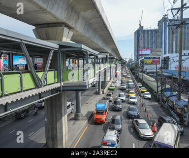 Bangkok, Thailand - Dec 24, 2018. Straße in Bangkok, Thailand. Der Verkehr ist die Hauptursache für die Luftverschmutzung in Bangkok, die ernste Leve erreicht Stockfoto