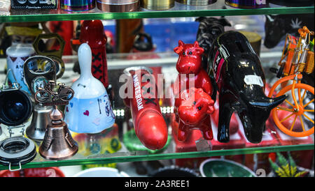 Amsterdam, Holland - Nov 7, 2018. Souvenir shop in Amsterdam, Holland. Amsterdam ist eine der bekanntesten touristischen Städte in Europa. Stockfoto