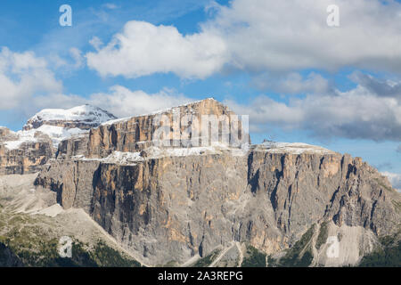 Sellagruppe Dolomiten mit Piz Boe Mountain Summit, bewölkt blauer Himmel Stockfoto