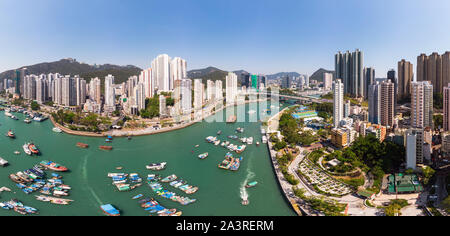 Antenne Panorama der überfüllten Aberdeen und Ap Lei Chau Island in Hongkong und der Sampan traditionelle Boote Stockfoto