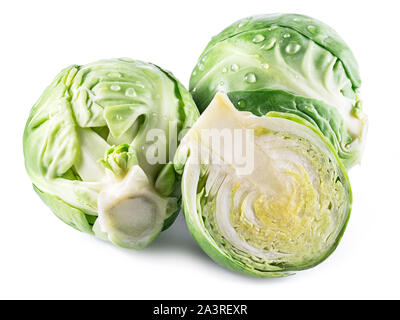 Grüner Rosenkohl mit Wassertropfen auf sie isoliert auf weißem Hintergrund. Stockfoto