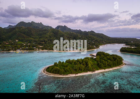 Luftaufnahme der Sonnenaufgang über der atemberaubenden Muri Lagune und Strand auf der Insel Rarotonga in den Cook Inseln, Südpazifik Stockfoto