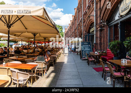 Berlin, Deutschland - 27. Juli 2019: Leute genießen im Restaurant Terrassen in Haltestelle Hackescher Markt in Berlin-Mitte Stockfoto