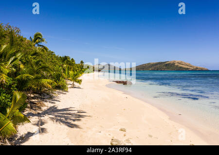 Einen atemberaubenden weißen Sandstrand von der blauen Lagune in der Yasawa Island auf den Fidschi-Inseln im Südpazifik. Stockfoto