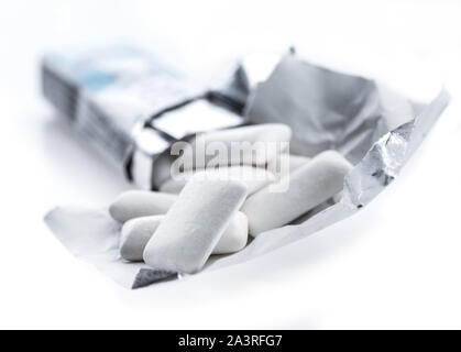 Kaugummi Stücke auf weißem Hintergrund. Stockfoto