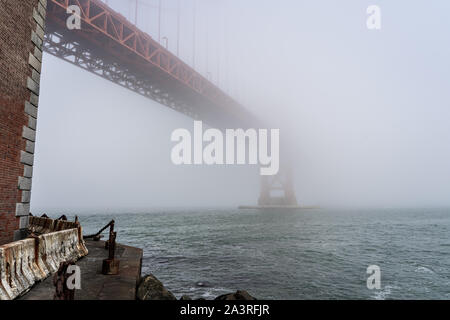 Dramatische Aussicht auf die Golden Gate Bridge im Nebel Stockfoto