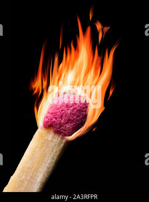 Brennendes Streichholz isoliert auf schwarzem Hintergrund. Nahaufnahme von Kopf im roten Flammen. Stockfoto