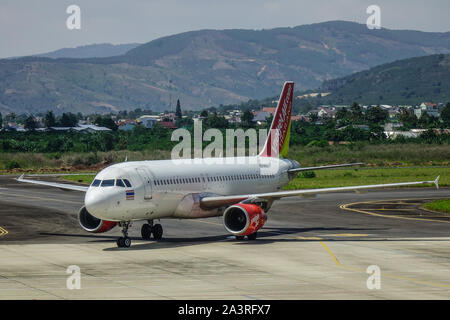 Dalat, Vietnam - Apr 20, 2018. HS-vkd Thai Vietjet Air Airbus A320 Andocken an Lien Khuong Flughafen (DLI) in Dalat, Vietnam. Stockfoto