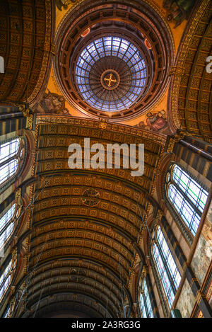 Amsterdam, Holland - Nov 7, 2018. Innenraum der katholischen Kirche in Amsterdam, Holland. Amsterdam ist eine der bekanntesten touristischen Städte in Europa. Stockfoto