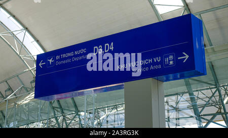 Dalat, Vietnam - Apr 20, 2018. Richtung Boards in der Abflughalle von Lien Khuong Flughafen (DLI) in Dalat, Vietnam. Stockfoto