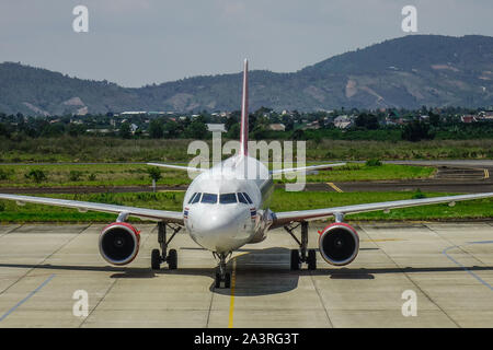 Dalat, Vietnam - Apr 20, 2018. HS-vkd Thai Vietjet Air Airbus A320 Andocken an Lien Khuong Flughafen (DLI) in Dalat, Vietnam. Stockfoto