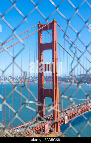 Ikonische Golden Gate Bridge durch einen Zaun Stockfoto