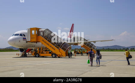 Dalat, Vietnam - Apr 20, 2018. Ein Airbus A320 Flugzeug der Vietjet Luft Andocken an Lien Khuong Flughafen (DLI) in Dalat, Vietnam. Stockfoto