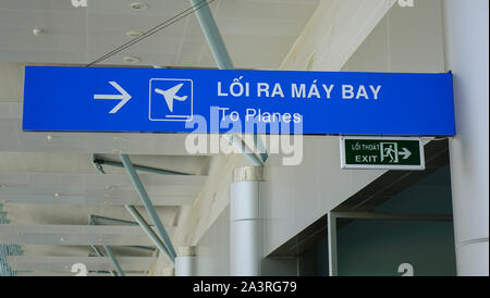 Dalat, Vietnam - Apr 20, 2018. Richtung Boards in der Abflughalle von Lien Khuong Flughafen (DLI) in Dalat, Vietnam. Stockfoto