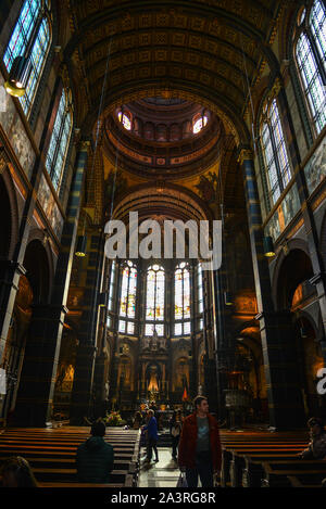 Amsterdam, Holland - Nov 7, 2018. Innenraum der katholischen Kirche in Amsterdam, Holland. Amsterdam ist eine der bekanntesten touristischen Städte in Europa. Stockfoto