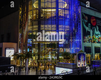 Bangkok, Thailand - 21.April 2018. Siam Paragon Gebäude in der Nacht in Bangkok, Thailand. Bangkok ist die Hauptstadt und die bevölkerungsreichste Stadt des Königreichs Stockfoto