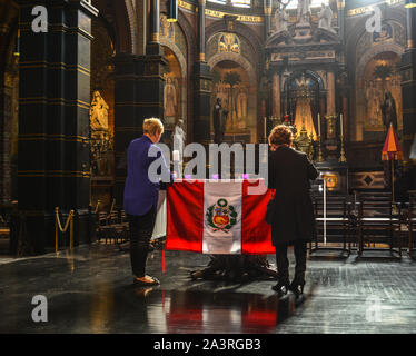 Amsterdam, Holland - Nov 7, 2018. Innenraum der katholischen Kirche in Amsterdam, Holland. Amsterdam ist eine der bekanntesten touristischen Städte in Europa. Stockfoto