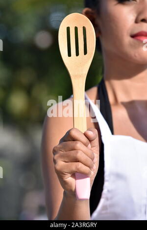 Ernsthafte schöne Filipina Person tragen Schürze Stockfoto