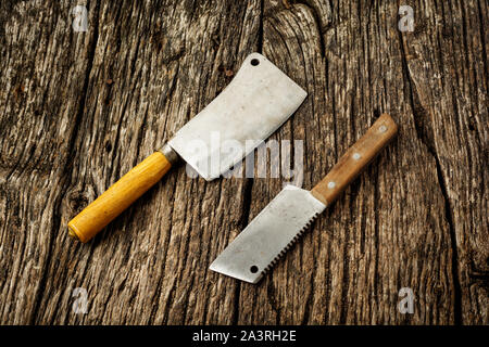 Vintage Fleisch Cleaver auf dunklen Holzmöbeln im Landhausstil Hintergrund Stockfoto